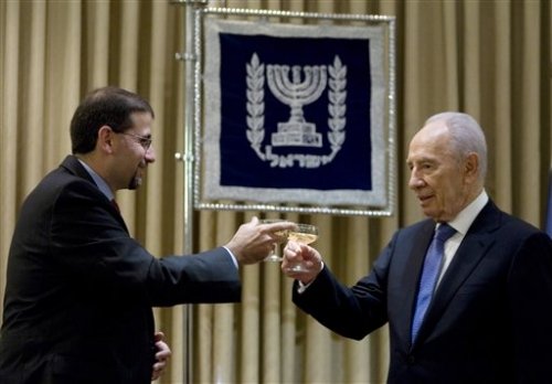 Ambassador Daniel Shapiro with Israeli President Shimon Peres, August 3, 2001